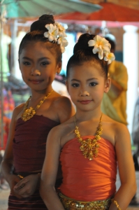 dziewczynki przygotowujace sie do wystepu na festiwalu, chiang mai