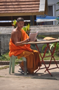 studiujacy mnich