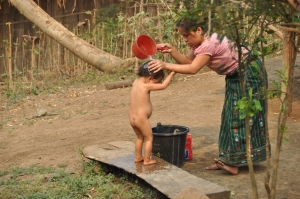 kobieta myjaca dziecko