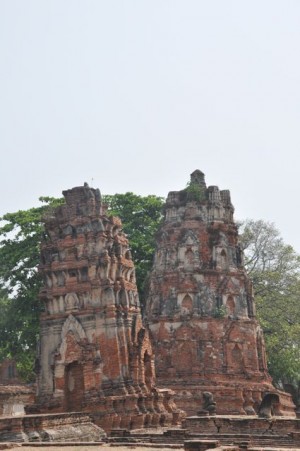 Krzywe wieże w Ayutthaya
